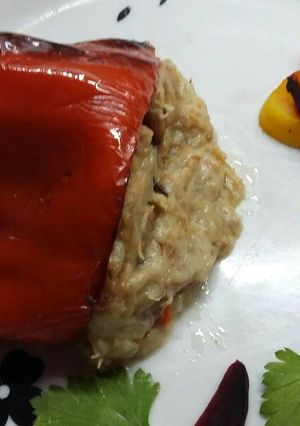 Una foto de Pimientos o morrones rellenos con atún y salsa bechamel