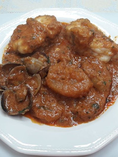 Una foto de Romesco con rape, patatas y almejas