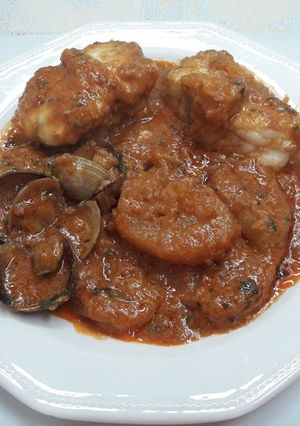 Una foto de Romesco con rape, patatas y almejas