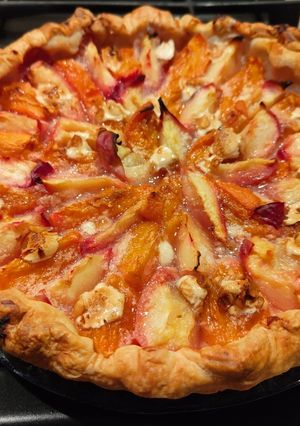 Une photo de Tarte fine nectarines abricots et nougat