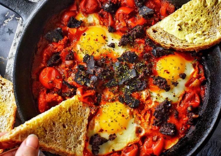 Simple Way to Make Quick Shakshuka With Black Pudding