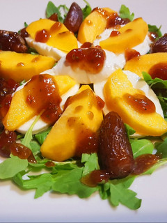 Una foto de Ensalada de mozzarella, melocotón y salsa de mermelada de tomate