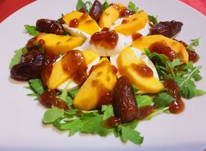 Foto principal de Ensalada de mozzarella, melocotón y salsa de mermelada de tomate
