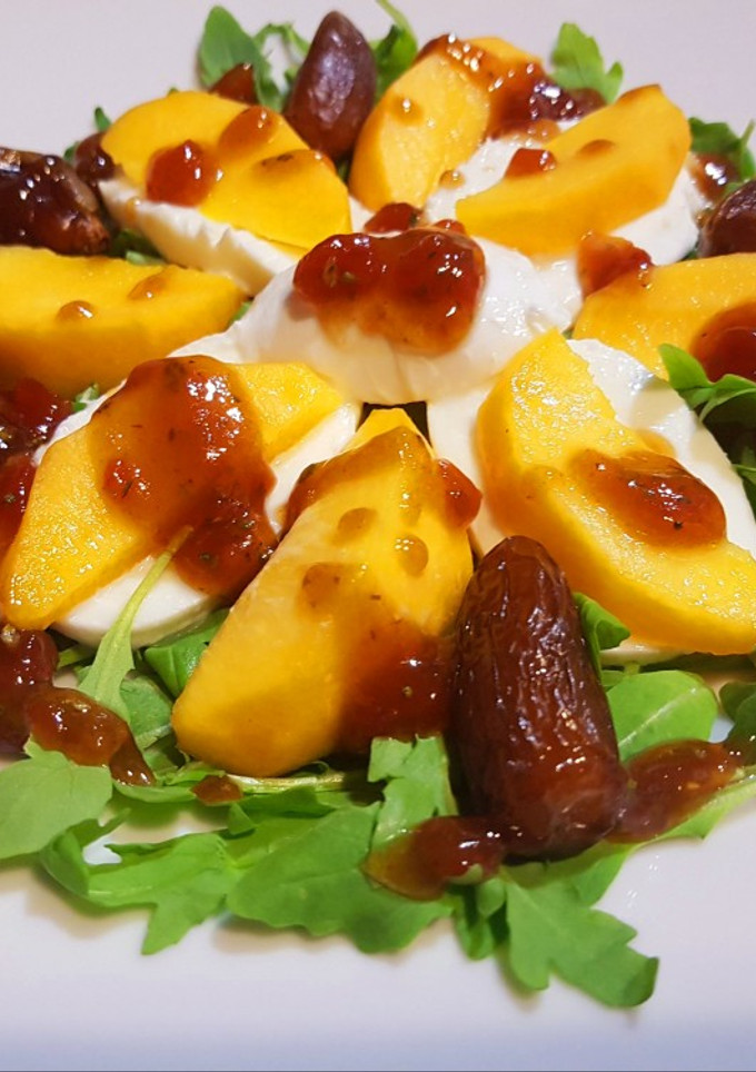 Una foto de Ensalada de mozzarella, melocotón y salsa de mermelada de tomate