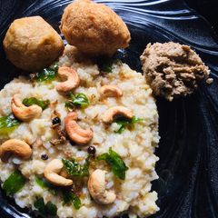 A picture of Ven pongal with ulundu bonda.