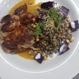 Pata y muslo deshuesado con ensalada de legumbres y remolacha