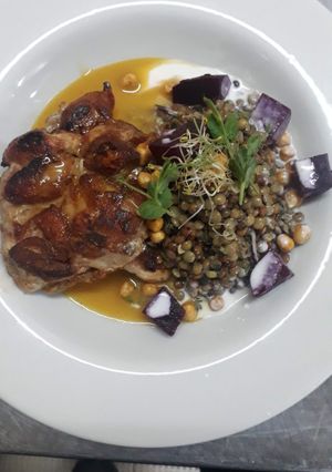 Una foto de Pata y muslo deshuesado con ensalada de legumbres y remolacha
