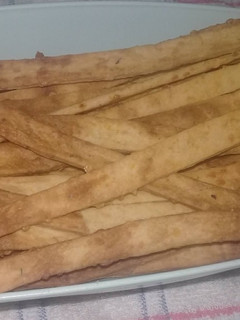 Una foto de Grisines crujientes de queso, orégano y pimentón ahumado