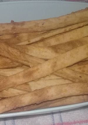 Una foto de Grisines crujientes de queso, orégano y pimentón ahumado