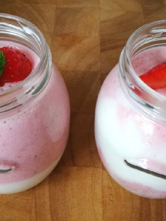 Una foto de Mousse de queso y fresas 🍓🧀