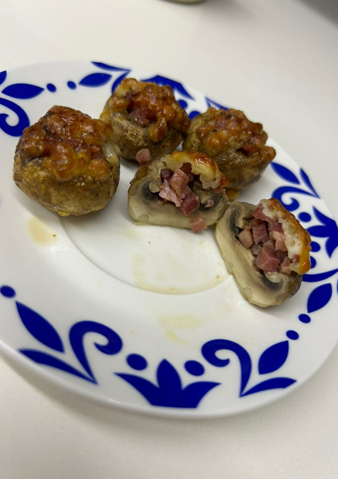 Una foto de Champiñones con jamón y queso