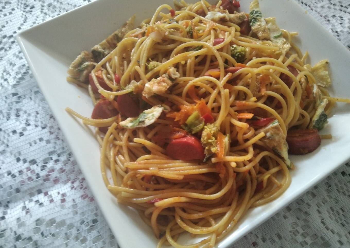 Espaguetis con salchichas y vegetales 馃構