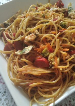 Una foto de Espaguetis con salchichas y vegetales 😋