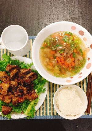 Hình của món Thịt heo chiên sả_canh cà rốt.