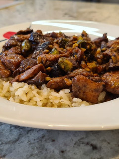 Una foto de Pechuga de pollo con shiitake y pistachos