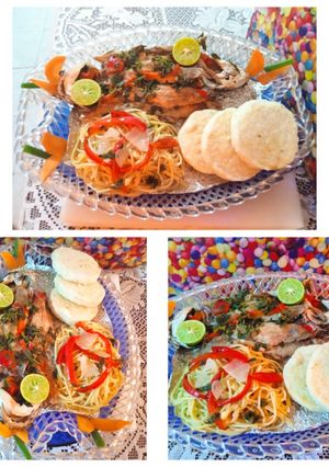 Una foto de Bagre horneado con verduras pasta y arepas de maíz pilao