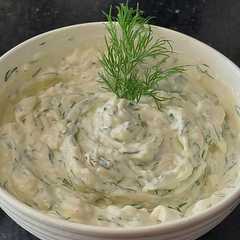 Una foto de Tzatziki 🥒Salsa de yogurt Albanesa 🇦🇱