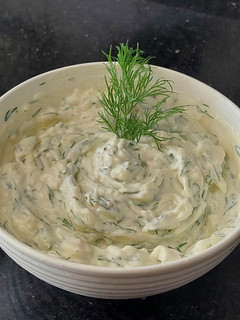 Una foto de Tzatziki 🥒Salsa de yogurt Albanesa 🇦🇱