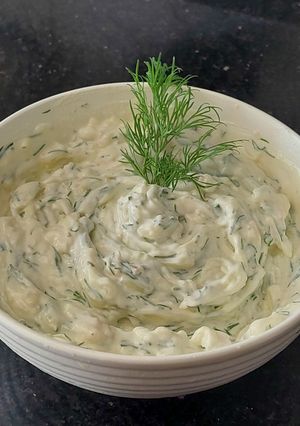 Una foto de Tzatziki 🥒Salsa de yogurt Albanesa 🇦🇱
