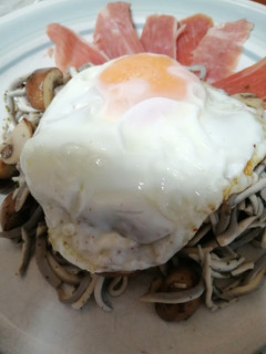 Una foto de Gulas con portobello, huevo y jamón