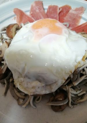 Una foto de Gulas con portobello, huevo y jamón