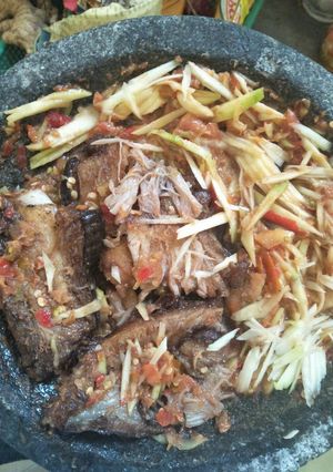 Foto resep Penyet Ikan asap pari sambal pencit (mangga muda)