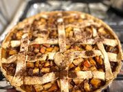 Una foto de pay de manzana en sarten