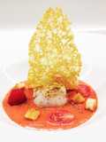 Capesante con gazpacho di datterini e lamponi, e corallo di scarola