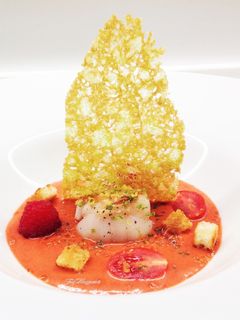 Foto di Capesante con gazpacho di datterini e lamponi, e corallo di scarola