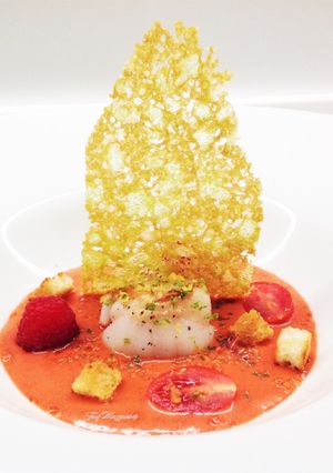 Foto di Capesante con gazpacho di datterini e lamponi, e corallo di scarola