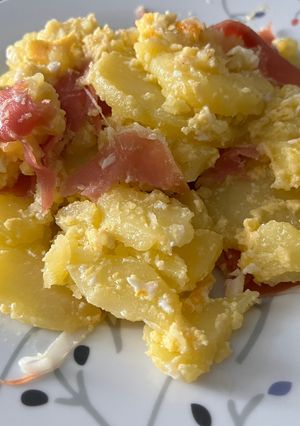 Una foto de Huevos rotos con patatas y jamón en Thermomix
