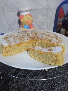 Una foto de Torta de coco y frutas sin harina, azúcar ni horno