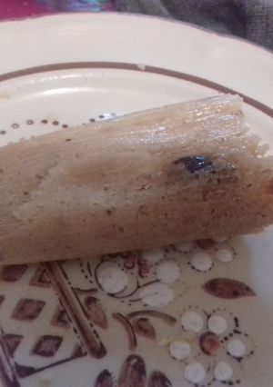 Una foto de Tamal de pasas y pulque con miel de agave