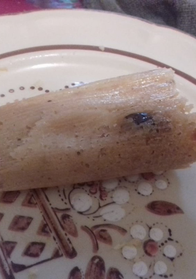 Una foto de Tamal de pasas y pulque con miel de agave