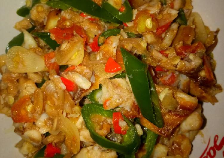 Bagaimana Membuat Tumis Ikan Asap Bumbu Rajang Lezat