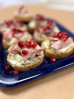Una foto de Canapé riquísimo en 5 minutos | Canapé de queso gorgonzola y perdiz en escabeche con granada