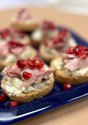 Una foto de Canapé riquísimo en 5 minutos | Canapé de queso gorgonzola y perdiz en escabeche con granada