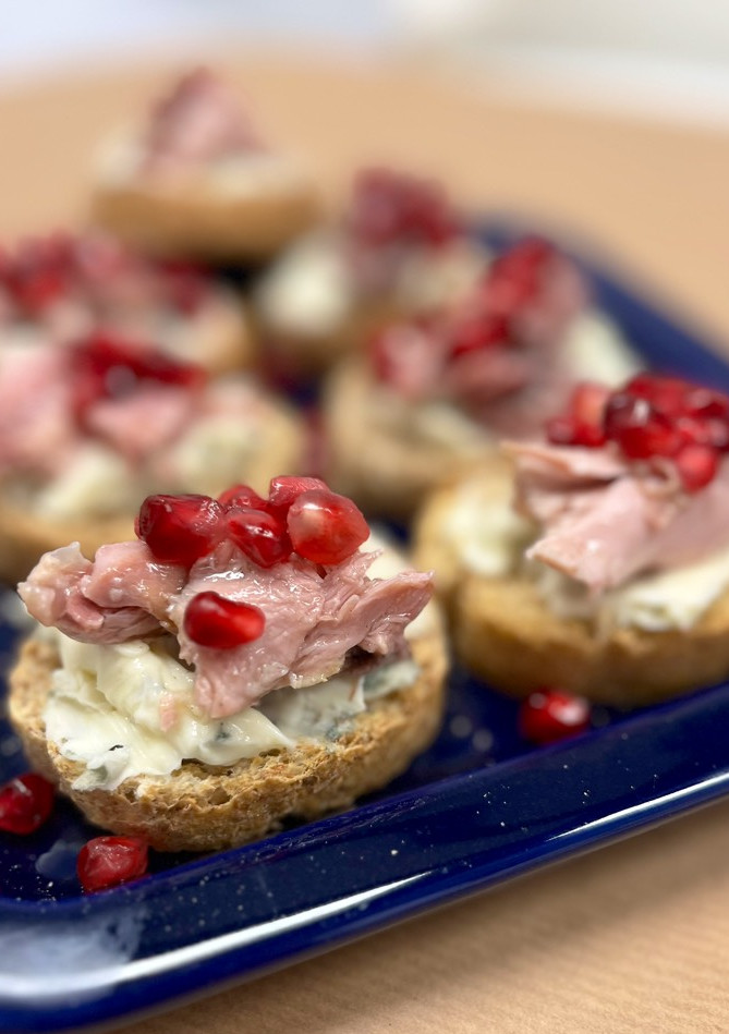 Una foto de Canapé riquísimo en 5 minutos | Canapé de queso gorgonzola y perdiz en escabeche con granada