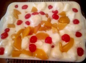 Una foto de Postre Frío con Nubes, Duraznos y Cerezas🍨