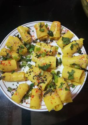 ખાંડવી (Khandvi recipe in gujarati) રેસીપી મુખ્ય ફોટો