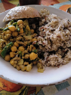 Una foto de Wok de carne picada con garbanzos y trigueros al curry