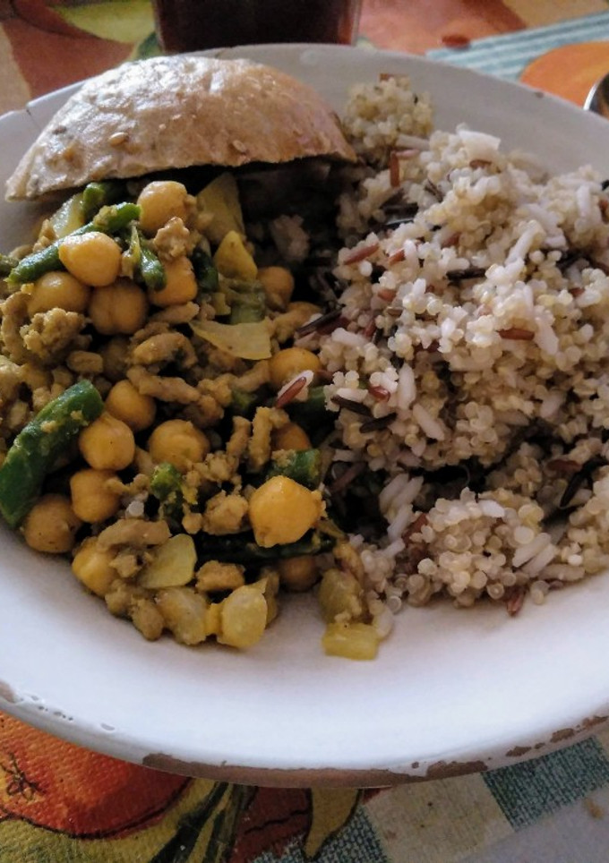 Una foto de Wok de carne picada con garbanzos y trigueros al curry