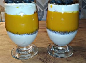 Zdjęcie przepisu Deser z pulpa mango oraz jogurtem naturalnym.