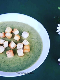 Una foto de Crema de escarola y hojas de col rizado