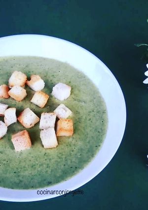 Una foto de Crema de escarola y hojas de col rizado