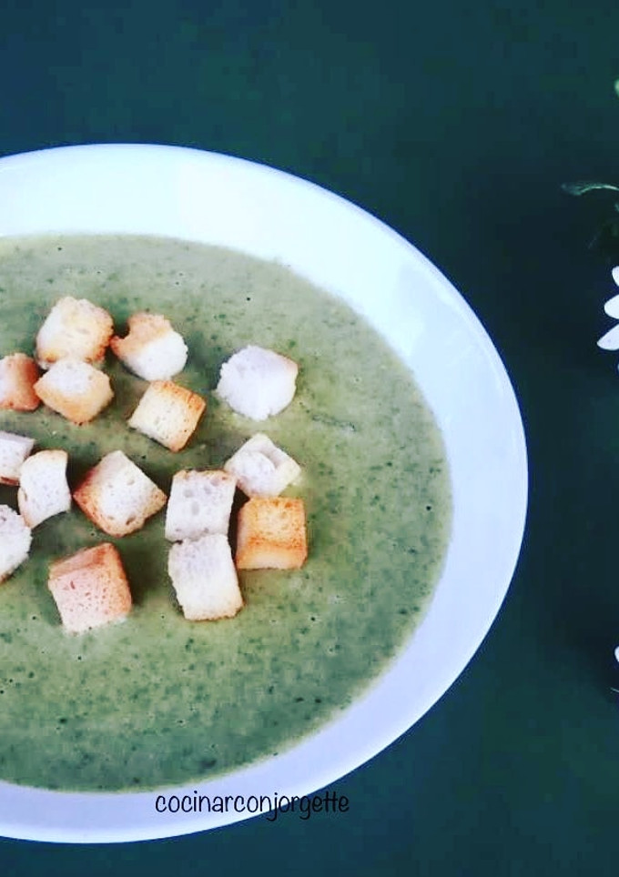 Una foto de Crema de escarola y hojas de col rizado