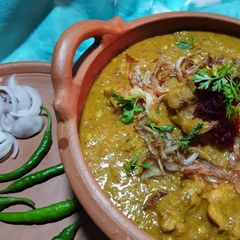 A picture of Lentils Chicken curry.