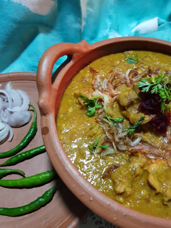 A picture of Lentils Chicken curry.