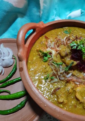 A picture of Lentils Chicken curry.
