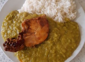 Una foto de Arvejita verde con pollo a la olla